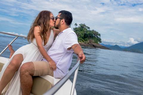 Inspiração e ideias criativas de ensaio fotográfico pré casamento pré wedding de casal romântico nas Ilhas de Ubatuba-Litoral Norte de SP'