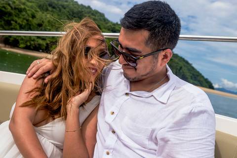 Inspiração e ideias criativas de ensaio fotográfico pré casamento pré wedding de casal romântico nas Ilhas de Ubatuba-Litoral Norte de SP'