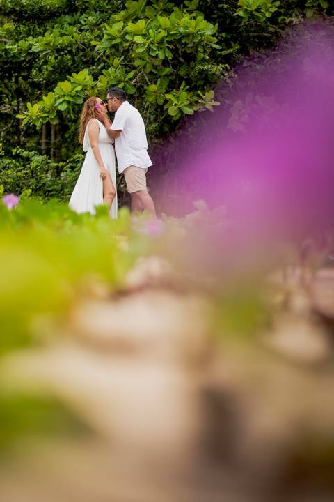 Inspiração e ideias criativas de ensaio fotográfico pré casamento pré wedding de casal romântico nas Ilhas de Ubatuba-Litoral Norte de SP'