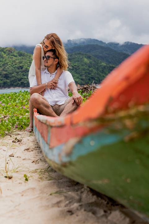 Inspiração e ideias criativas de ensaio fotográfico pré casamento pré wedding de casal romântico nas Ilhas de Ubatuba-Litoral Norte de SP'