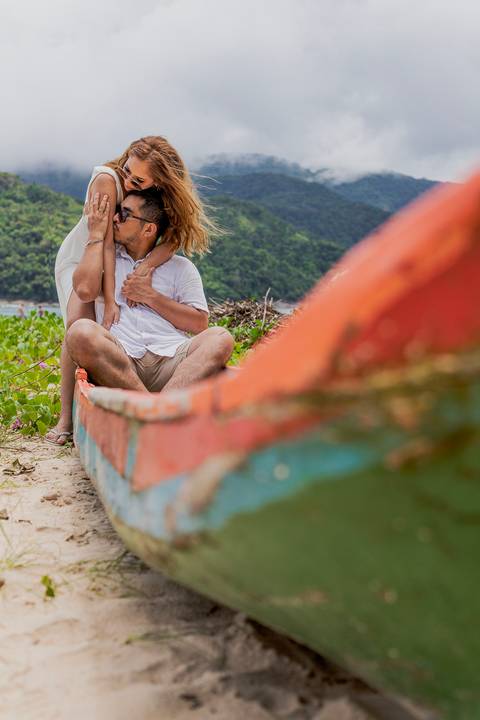 Inspiração e ideias criativas de ensaio fotográfico pré casamento pré wedding de casal romântico nas Ilhas de Ubatuba-Litoral Norte de SP'