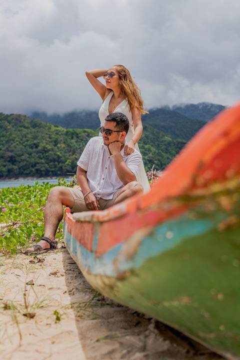 Inspiração e ideias criativas de ensaio fotográfico pré casamento pré wedding de casal romântico nas Ilhas de Ubatuba-Litoral Norte de SP'