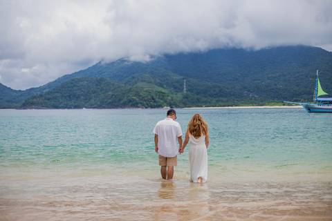 Inspiração e ideias criativas de ensaio fotográfico pré casamento pré wedding de casal romântico nas Ilhas de Ubatuba-Litoral Norte de SP'