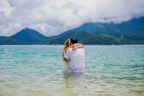 Inspiração e ideias criativas de ensaio fotográfico pré casamento pré wedding de casal romântico nas Ilhas de Ubatuba-Litoral Norte de SP'