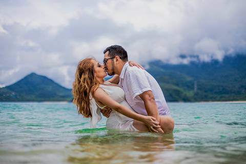 Inspiração e ideias criativas de ensaio fotográfico pré casamento pré wedding de casal romântico nas Ilhas de Ubatuba-Litoral Norte de SP'