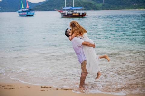 Inspiração e ideias criativas de ensaio fotográfico pré casamento pré wedding de casal romântico nas Ilhas de Ubatuba-Litoral Norte de SP'