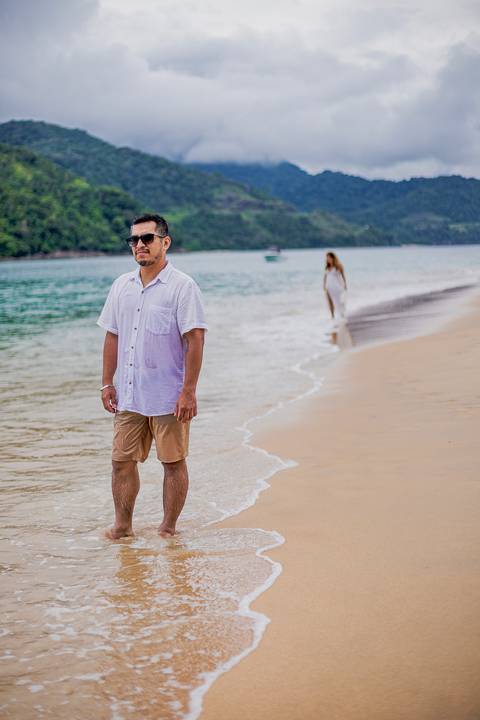 Inspiração e ideias criativas de ensaio fotográfico pré casamento pré wedding de casal romântico nas Ilhas de Ubatuba-Litoral Norte de SP'
