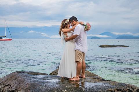 Inspiração e ideias criativas de ensaio fotográfico pré casamento pré wedding de casal romântico nas Ilhas de Ubatuba-Litoral Norte de SP'