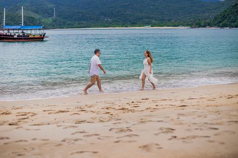 Inspiração e ideias criativas de ensaio fotográfico pré casamento pré wedding de casal romântico nas Ilhas de Ubatuba-Litoral Norte de SP '