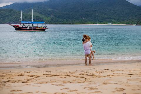 Inspiração e ideias criativas de ensaio fotográfico pré casamento pré wedding de casal romântico nas Ilhas de Ubatuba-Litoral Norte de SP'