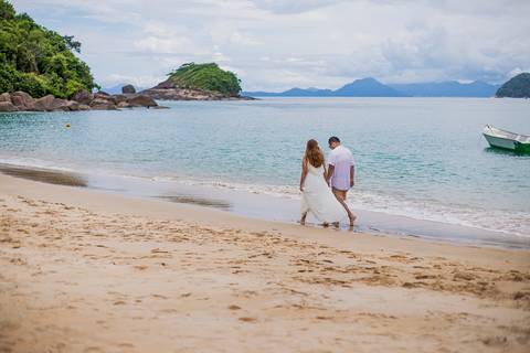 Inspiração e ideias criativas de ensaio fotográfico pré casamento pré wedding de casal romântico nas Ilhas de Ubatuba-Litoral Norte de SP'