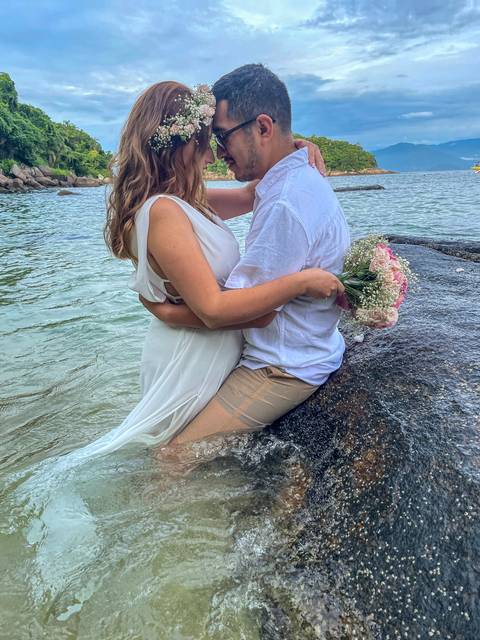 Inspiração e ideias criativas de ensaio fotográfico pré casamento pré wedding de casal romântico nas Ilhas de Ubatuba-Litoral Norte de SP'