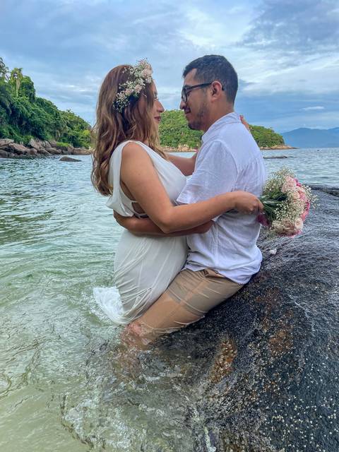 Inspiração e ideias criativas de ensaio fotográfico pré casamento pré wedding de casal romântico nas Ilhas de Ubatuba-Litoral Norte de SP '