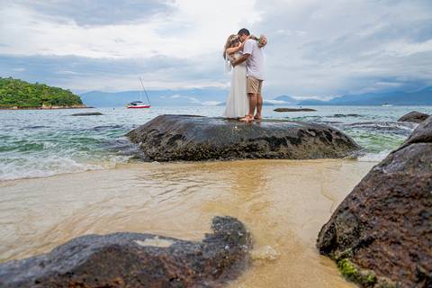 Inspiração e ideias criativas de ensaio fotográfico pré casamento pré wedding de casal romântico nas Ilhas de Ubatuba-Litoral Norte de SP'