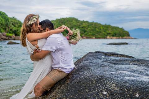 Inspiração e ideias criativas de ensaio fotográfico pré casamento pré wedding de casal romântico nas Ilhas de Ubatuba-Litoral Norte de SP'