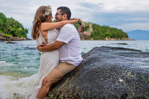 Inspiração e ideias criativas de ensaio fotográfico pré casamento pré wedding de casal romântico nas Ilhas de Ubatuba-Litoral Norte de SP'
