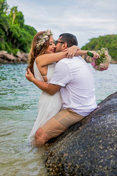 Inspiração e ideias criativas de ensaio fotográfico pré casamento pré wedding de casal romântico nas Ilhas de Ubatuba-Litoral Norte de SP'