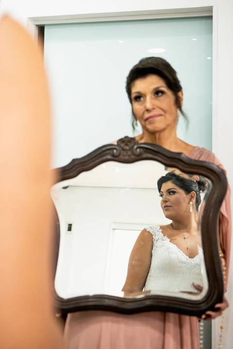 Inspiração e ideias criativas de fotos fotográfico de Making Of da noiva com a mãe no Espaço Sérgio Centro de Estética
'