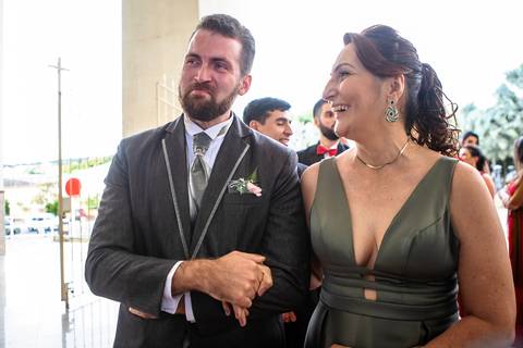 Inspiração e ideias criativas de fotos fotográfico de casamento entrada do noivo na Igreja Matriz de Sant'Ana'