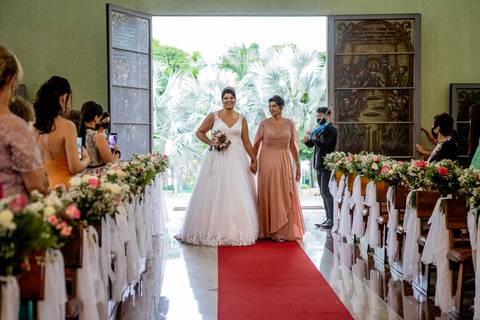 Inspiração e ideias criativas de fotos fotográfico de casamento entrada da noiva na Igreja Matriz de Sant'Ana'