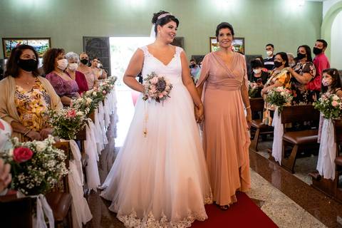 Inspiração e ideias criativas de fotos fotográfico de casamento entrada da noiva na Igreja Matriz de Sant'Ana'