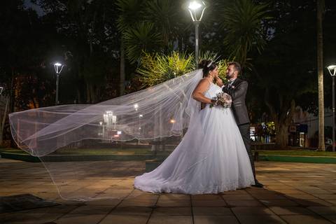 Inspiração e ideias criativas de fotos fotográfico de casamento na praça da Igreja Matriz de Sant'Ana'