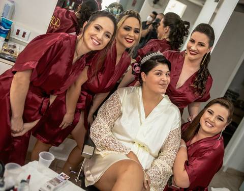 Inspiração e ideias criativas de fotos fotográfico de Making Of da noiva com as madrinhas no Espaço Sérgio Centro de Estética
'
