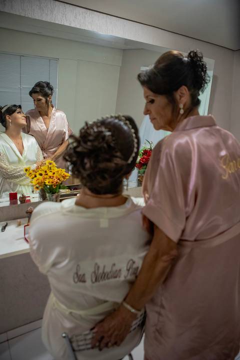 Inspiração e ideias criativas de fotos fotográfico de Making Of da noiva no Espaço Sérgio Centro de Estética
'