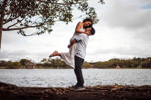 Inspiração e ideias criativas ensaio fotográfico pré casamento pré wedding de casal no Parque Centenário - SP'