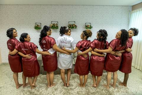 Inspiração e ideias criativas de fotos fotográfico de Making Of da noiva com as madrinhas no Alpha Noivas '