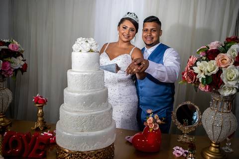 Inspiração e ideias criativas de fotos fotográfico de casamento corte do bolo dos noivos no Sítio do Morro - Stna. de Parnaíba'