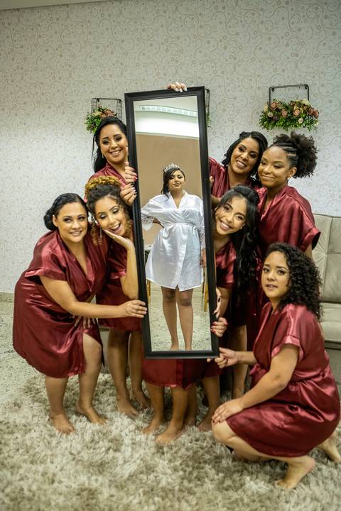 Inspiração e ideias criativas de fotos fotográfico de Making Of da noiva com as madrinhas no Alpha Noivas '