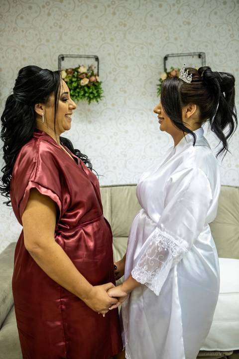 Inspiração e ideias criativas de fotos fotográfico de Making Of da noiva com a mãe no Alpha Noivas '