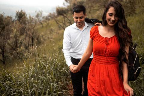 Inspiração e ideias criativas ensaio fotográfico pré casamento pré wedding de casal no Morro do Sabóo São Roque - SP'
