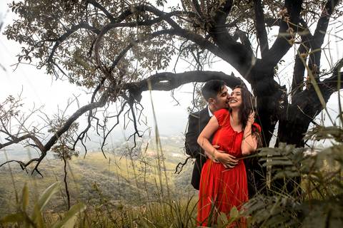 Inspiração e ideias criativas ensaio fotográfico pré casamento pré wedding de casal no Morro do Sabóo São Roque - SP'