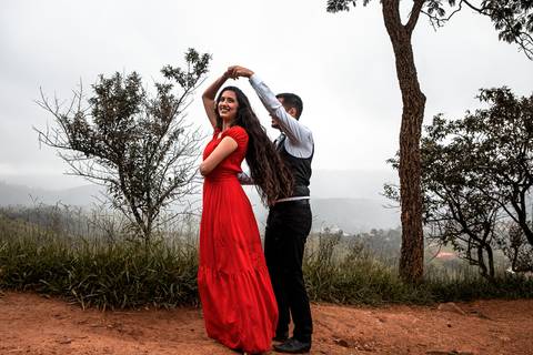 Inspiração e ideias criativas ensaio fotográfico pré casamento pré wedding de casal no Morro do Sabóo São Roque - SP'