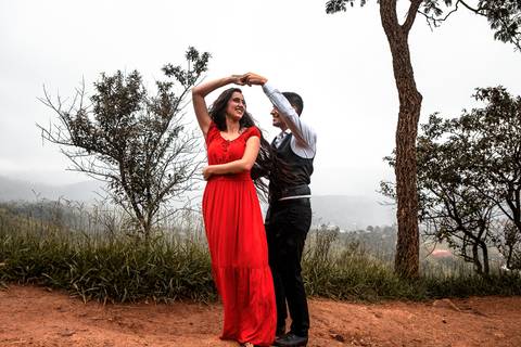 Inspiração e ideias criativas ensaio fotográfico pré casamento pré wedding de casal no Morro do Sabóo São Roque - SP'