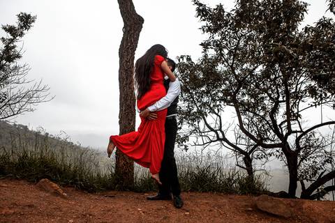 Inspiração e ideias criativas ensaio fotográfico pré casamento pré wedding de casal no Morro do Sabóo São Roque - SP'