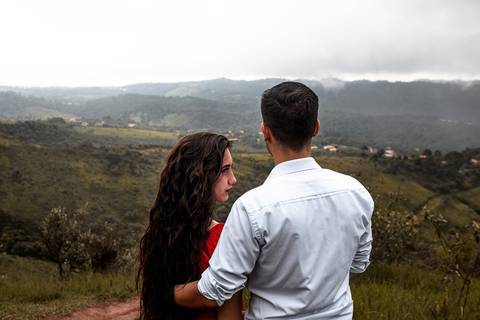 Inspiração e ideias criativas ensaio fotográfico pré casamento pré wedding de casal no Morro do Sabóo São Roque - SP'