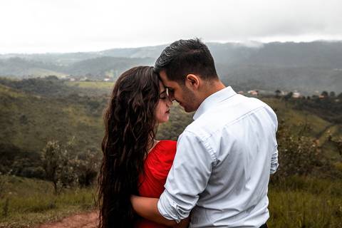 Inspiração e ideias criativas ensaio fotográfico pré casamento pré wedding de casal no Morro do Sabóo São Roque - SP'