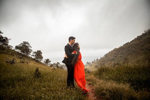 Inspiração e ideias criativas ensaio fotográfico pré casamento pré wedding de casal no Morro do Sabóo São Roque - SP'