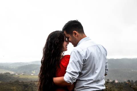 Inspiração e ideias criativas ensaio fotográfico pré casamento pré wedding de casal no Morro do Sabóo São Roque - SP'