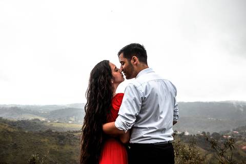 Inspiração e ideias criativas ensaio fotográfico pré casamento pré wedding de casal no Morro do Sabóo São Roque - SP'