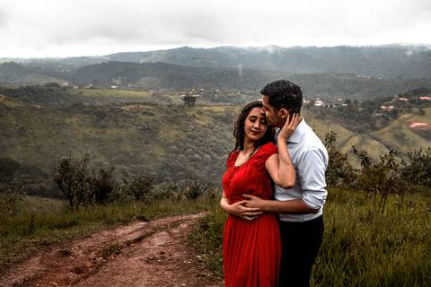 Inspiração e ideias criativas ensaio fotográfico pré casamento pré wedding de casal no Morro do Sabóo São Roque - SP'