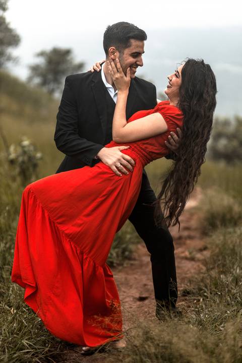 Inspiração e ideias criativas ensaio fotográfico pré casamento pré wedding de casal no Morro do Sabóo São Roque - SP'