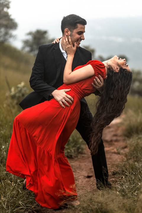 Inspiração e ideias criativas ensaio fotográfico pré casamento pré wedding de casal no Morro do Sabóo São Roque - SP'