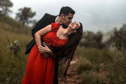 Inspiração e ideias criativas ensaio fotográfico pré casamento pré wedding de casal no Morro do Sabóo São Roque - SP'