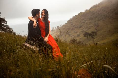 Inspiração e ideias criativas ensaio fotográfico pré casamento pré wedding de casal no Morro do Sabóo São Roque - SP'
