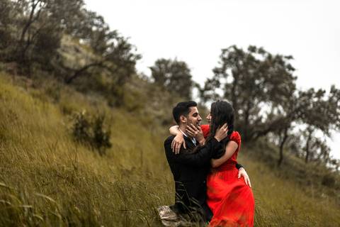 Inspiração e ideias criativas ensaio fotográfico pré casamento pré wedding de casal no Morro do Sabóo São Roque - SP'