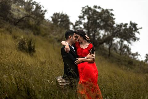 Inspiração e ideias criativas ensaio fotográfico pré casamento pré wedding de casal no Morro do Sabóo São Roque - SP'